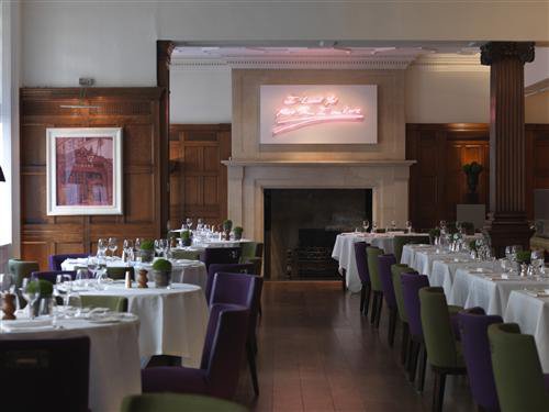 Avant gardiste, c’est dans le Brown’s que fut installé le premier restaurant; ici la salle manger.