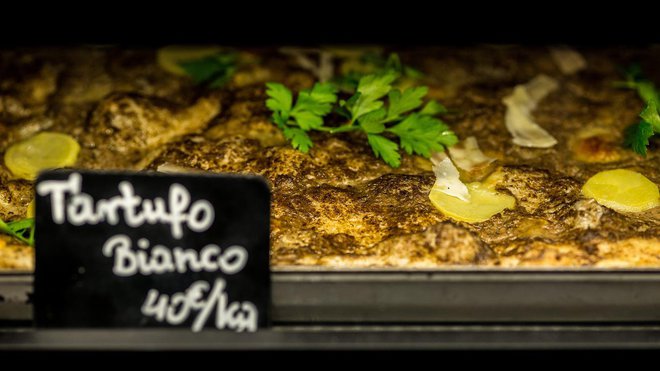 Ici, les immenses pizzas cuites sont sur plaques, comme dans les rues de Rome.