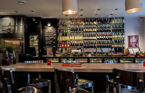 Déjeuner léger avec les entrées et grandes assiettes maison: une burrata tomates cerises, une planches charcuteries fines AOC... et autres produits italiens de premier choix.