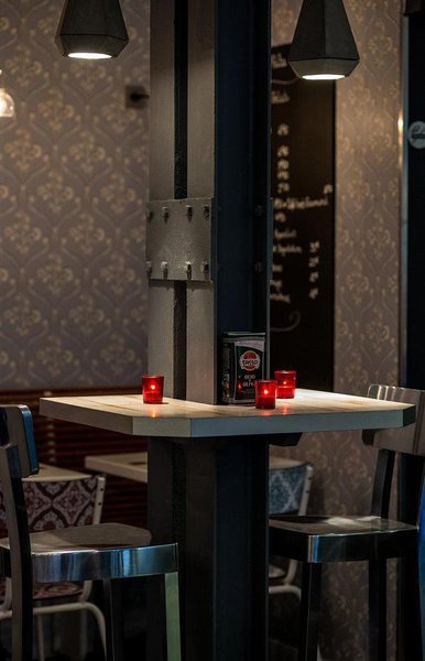 Papier peint stylisé façon damas et tabourets de bar en alu de chez Gervasoni pour un "bon" déjeuner sur le pouce.