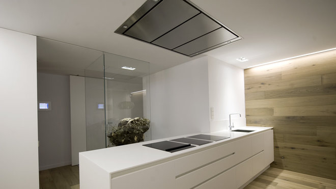 Large plan de travail et fluidité des circulations dans la cuisine. Large plan de travail et fluidité des circulations dans la cuisine.