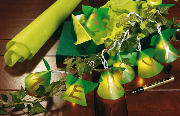 Guirlande lumineuse, calque et feutre au rendez-vous.