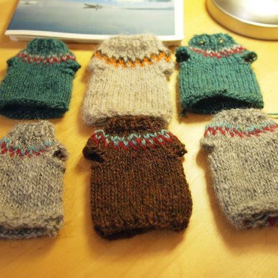 Tricoter en rond c'est facile comme exemple ces petits pulls à tricoter lors de l'après midi découverte à L'Oisivethé