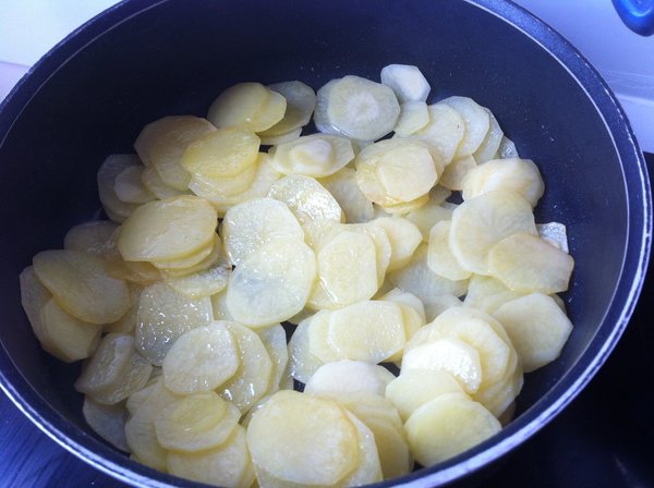 Cuisson de pommes de terre dans la graisse de canard
