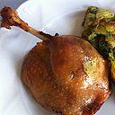 Cuisses de confits de canard accompagnées de pommes de terre salardaises