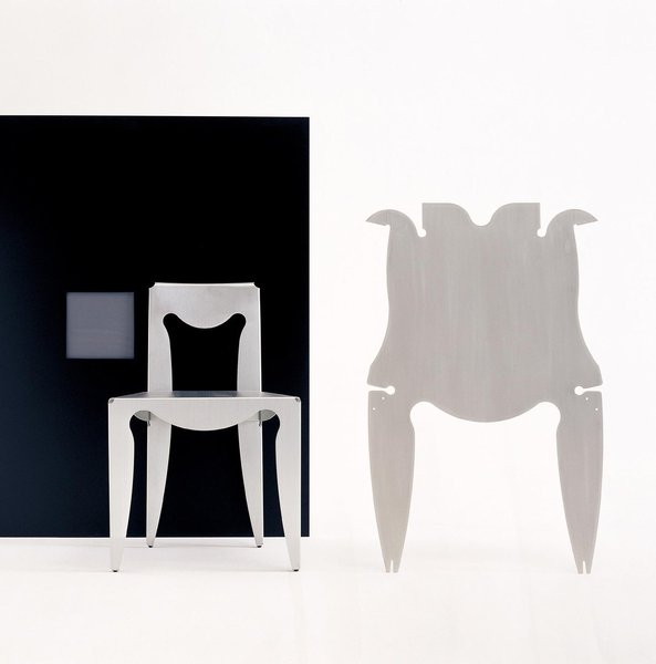 Assemblage de deux pièces découpées par laser, laquées, pliées, emboîtées et boulonnées, la chaise Liberta. Création  Tobia Scarpa , édité par Meritalia, en 1989.