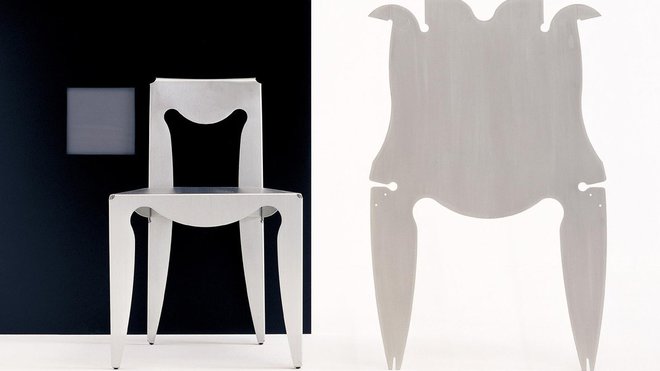 Assemblage de deux pièces découpées par laser, laquées, pliées, emboîtées et boulonnées, la chaise Liberta. Création Tobia Scarpa , édité par Meritalia, en 1989. Assemblage de deux pièces découpées par laser, laquées, pliées, emboîtées et boulonnées, la chaise Liberta. Création Tobia Scarpa , édité par Meritalia, en 1989.