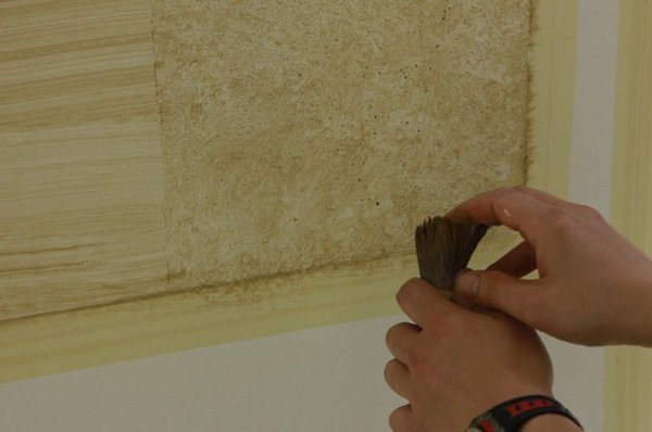 Etape 16. Avec la brosse de pouce chargée de pigments, et à une distance de plus ou moins 10 cm, faire une projection de teinté sur quelques pierres, créant ainsi des points de teinte sur la pierre.