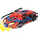 Au volant de sa voiture radio-commandée, Spiderman bien entendu.