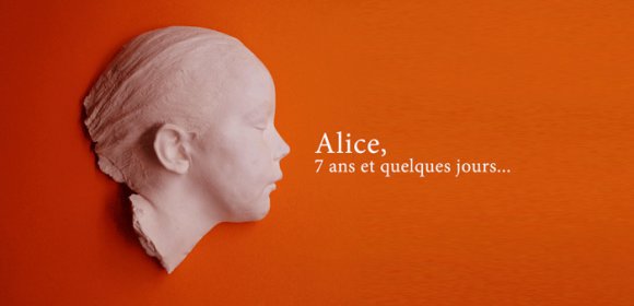 Moulage d'un visage d'enfant