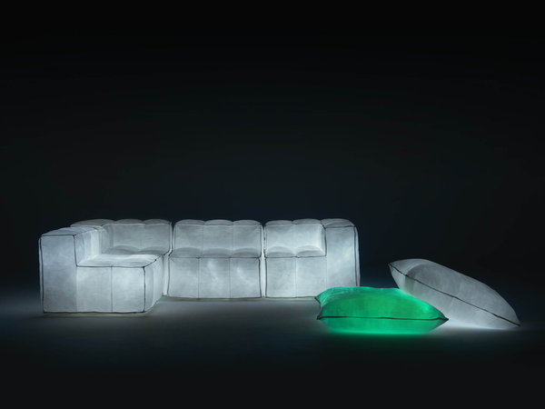 Via Lattea, version nuit, éclairé de l’intérieur. Création Mario Bellini, éditée par Meritalia, 2007.