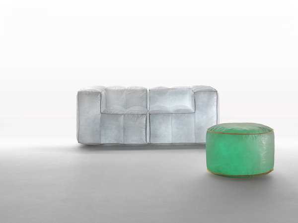Via Lattea, une chaise longue et un pouf lumineux fabriqués à partir de toiles de sacs de transport recyclées éclairés de l’intérieur. Création Mario Bellini, éditée par Meritalia, 2007.