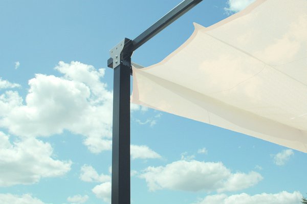 Sunworker Cristal est une toile de protection solaire en polyester haute ténacité. Sa texture micro-aérée permet de conserver une visibilité totale sur l’extérieur, et les bénéfices de la lumière naturelle sans être vu et sans souffrir de la chaleur du rayonnement extérieur qu’elle rejette à 92 %. Création Dickson Constant.