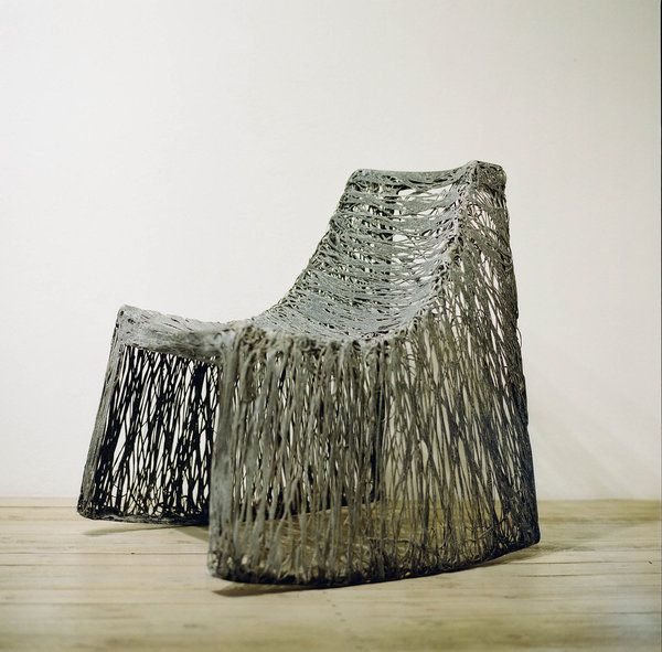 Basic Chair, un siège réalisée à partir de composite de basalte, un fil et matériau minéral extraits de la roche volcanique. Il offre un aspect de tressage inédit, léger d’aspect, mais hyper résistant pour l’extérieur comme l’intérieur. Création Raimond Cirulis, éditée par Mafam Freeform, en collaboration avec Basaltex, 2012.