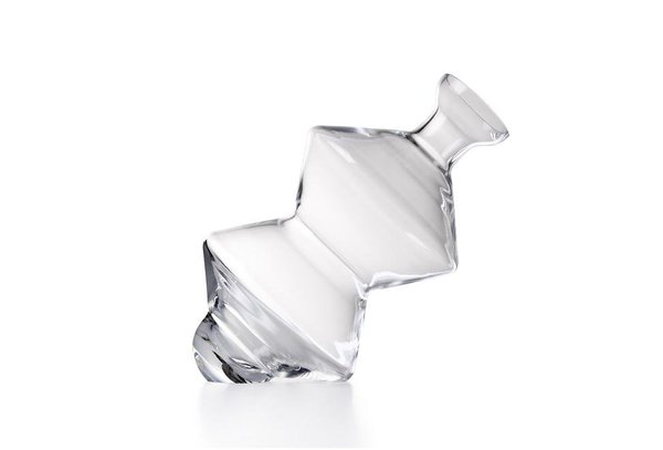 Janina, une carafe à vin associée à la sensualité, à la robe et au parfum des vins. Sa forme symbolique évoque un éternel féminin. Son corps double est en verre cristallin, soufflé à la bouche, selon des méthodes traditionnelles. Contenance 75 cl. Création Vincent Poujardieu, 2012, édité par jsvp Design.