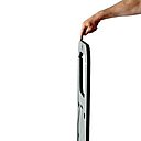 Réalisée d’abord en bambou, la chaise Desile est aujourd’hui fabriquée en plastique 100 % recyclable. Toujours réversible, elle s’ouvre dans les deux sens. Elle se transporte et se stocke à plat très facilement. Création Christain Desile, éditée par Vange, 2008.