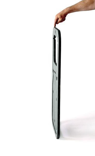 Réalisée d’abord en bambou, la chaise Desile est aujourd’hui fabriquée en plastique 100 % recyclable. Toujours réversible, elle s’ouvre dans les deux sens. Elle se transporte et se stocke à plat très facilement. Création Christain Desile, éditée par Vange, 2008.