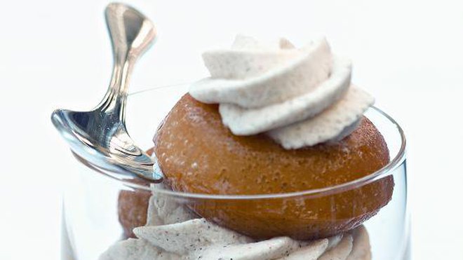 Toute la grande tradition française de la pâtisserie en neuf chapitres remarquablement illustrés pas les photos signées Jean-François Mallet: fraisier, baba au rhum, merveilleux au chocolat, millefeuille à la vanille, saint-honoré, éclair....