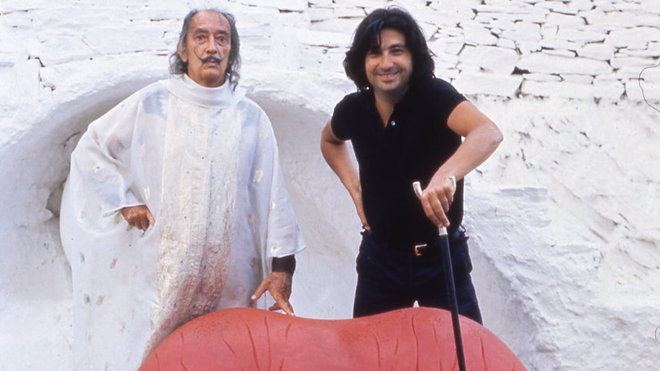 En 1974, Salvador Dali et son ami et complice Oscar Tusquets assistent à la naissance miraculeuse du canapé Dalilips.