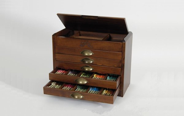 Un look vintage pour ce joli meuble de collection DMC.