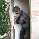 Etape 2: muni d’un pied de biche, forcer sur les parties basses du bâti qui ont été scellées dans le béton du sol. Afin de ne pas trop abîmer votre mur, positionner l’outil dans le sens du bâti (vertical).