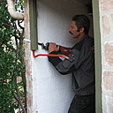 Etape 3: toutefois, il arrive que les vis de fixation du bâti soient fixées profondément, et afin de ne pas détériorer le mur, il est préférable de sectionner la vis à l’aide d’un lame de scie à métaux ou d’une scie sabre.