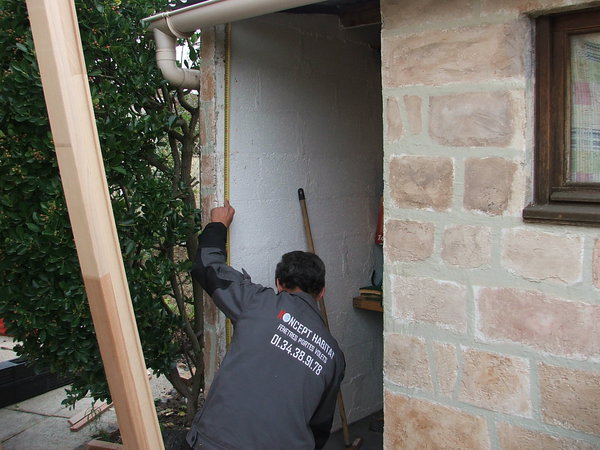 Etape 4: prendre la mesure de la hauteur de l’ouverture de maçonnerie avec très grande précision. Mesurer les deux côtés de l’ouverture à droite, comme à gauche.