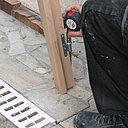 Etape 5: reporter la côte de surplus du bâti en bois, en la déduisant par le bas de l’ouvrage ; ne pas oublier de faire le même report sur les deux cotés.