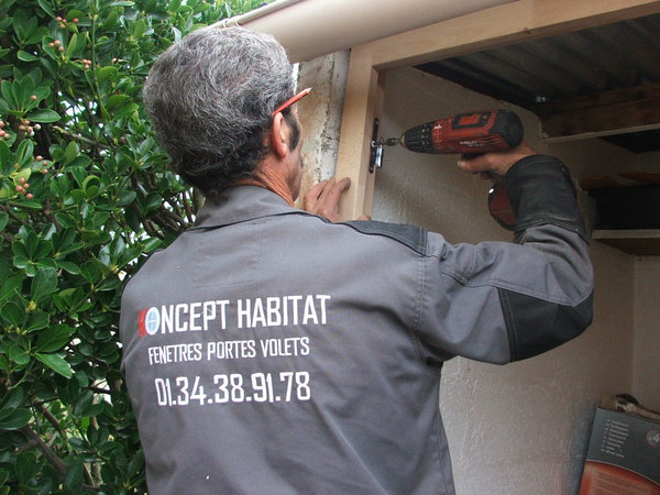Etape 10: fixer la vis à l’intérieur sans visser à fond, laissant la possibilité ainsi d’ajuster le bâti par la suite.