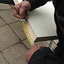 Etape 12: reporter la cote prise précédemment sur le bas de la porte à chaque extrémité de cette dernière.