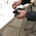 Etape 15: placer le système à gâche à fleur du bord de la porte au dessus de son emplacement d’encastrement et, muni d’un crayon à papier sec (2H), tracer les emplacements de perçage des trous de poignées de porte, et cylindre de serrure.