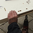 Etape 17: avec la perceuse électroportative munie d’un foret conique étagé, affiner les trous face opposée du premier perçage.