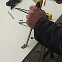 Etape 18: au ciseau à bois, parachever l’orifice du passage du cylindre de serrure.