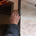 Etape 25: après avoir vérifié au niveau à bulle le côté droit du bâti, tracer son repère d’ajustement par rapport à la maçonnerie.