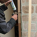 Etape 29: afin de combler l’espace entre la maçonnerie et le bâti, dans le but de solidifier l’ouvrage et par la même occasion isoler thermiquement, passer un cordon de mousse expansive polyuréthane. Laisser sécher jusqu’au durcissement de la mousse (15 minutes), puis araser le surplus au cutter.