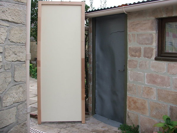 Avant: l'ancienne porte est en place et la nouvelle vient d'être livrée.