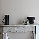 Sur la seule cheminée en marbre conservée, céramique des années 1950 de Pol Chambost, cruche Accolay de la même époque  et céramique italienne actuelle rapportée de voyage.