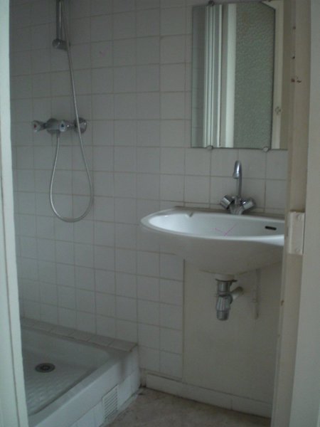 La salle de bains d’origine, dans le même esprit que la cuisine, aujourd’hui a été remplacée par un espace dressing.