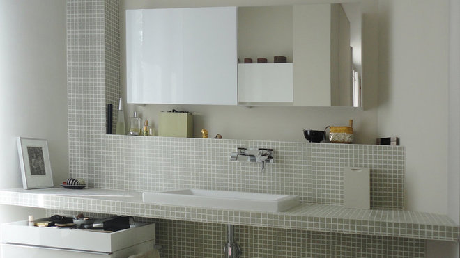 Chic et design, une salle de bains, au style élégant et moderne revêtue de matériaux simples : rangement sur roulettes et vasque Duravit. Robinetterie, Grohe.