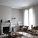 Un salon structuré par une table basse vintage des années 1950 et de fauteuils allemands en osier tressé et armature en acier chromé, modèle Witker de Martin Wisser. Tapis, Ikea.