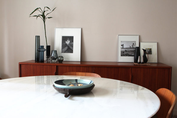 Coin repas meublé avec la table Tulip de Eero Saarinen et chaises vintage d’Herman Miller.