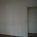 Avant les travaux, partie du séjour où se situe le mur de rangements hauts et bas de la cuisine et la zone de préparation des repas.