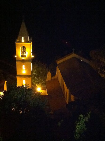 La Villa Guidi surplombe le clocher du village.