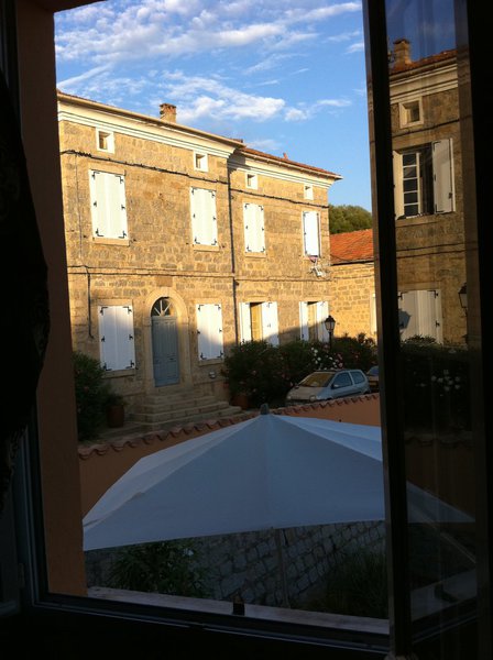 Atmosphère cosy, petit déjeuner fait maison et table d'hôte à la Villa Guidi, donnant directement sur la mairie du village en pierres dorées.