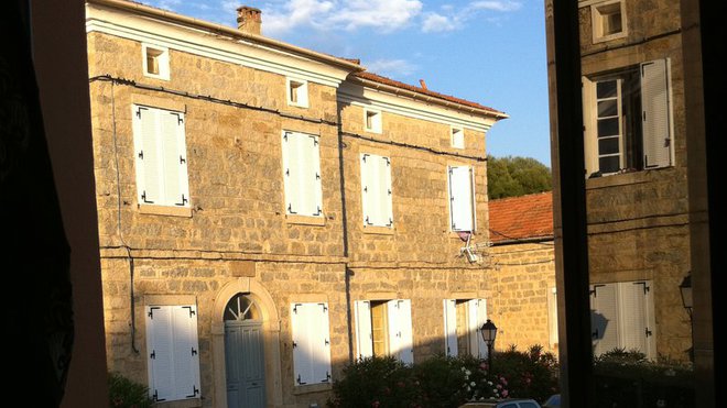 Atmosphère cosy, petit déjeuner fait maison et table d'hôte à la Villa Guidi, donnant directement sur la mairie du village en pierres dorées.