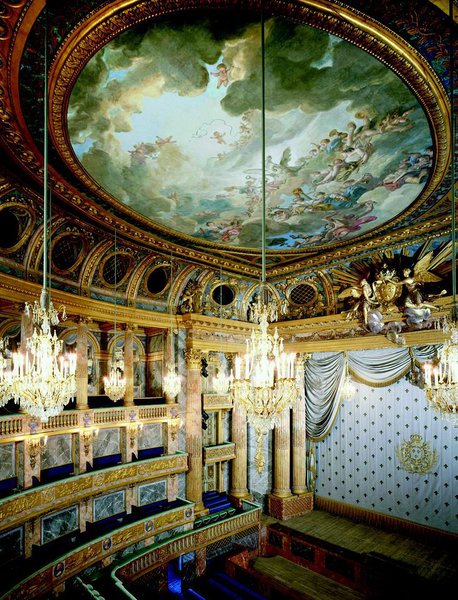 Parmi les réalisations majeures d'Ange-Jacques Gabriel, on compte la réalisation de l'opéra royal du château de Versailles.