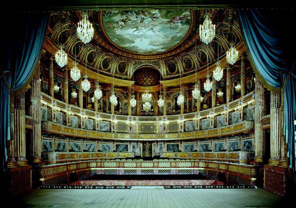 L'opéra royal de Versailles (1765-1770), œuvre majeure de l'architecte.