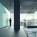 L’architecte a conçu une façade en lamelles de verre transparentes qui laissent deviner l’intérieur dans une vision en distorsion.