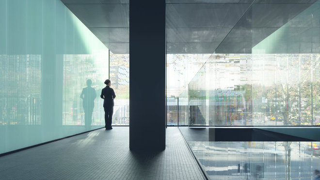 L’architecte a conçu une façade en lamelles de verre transparentes qui laissent deviner l’intérieur dans une vision en distorsion.