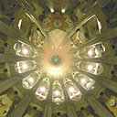 L’éclairage architectonique, immergeant la nef centrale de la basilique, est constitué de 34 points de lumière « classique » et 260 points de lumière LED.